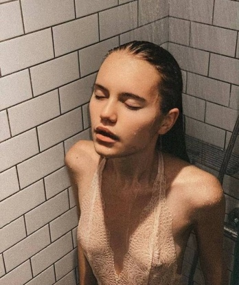 Опыт и страсть соединяются во мне, чтобы удовлетворить твои самые скрытые желания. Я живу в Москве и приглашаю тебя провести незабываемые моменты в нашей столице 🏙️🌃.
Международными и горячими играми я удовлетворю все твои фантазии. У меня есть все необходимые фото и отзывы, чтобы ты мог убедиться в моей красоте и профессионализме.
Со мной ты сможешь окунуться в мир наслаждения и безудержного удовольствия. Скрывать свои желания уже не придется, ведь я здесь, чтобы исполнить их в полной мере. Всегда готова услышать и понять тебя, ты заслуживаешь только лучшее 🌟🔥. Не упускай возможность провести время со мной, и ты обязательно захочешь вернуться куда-то в Москву и побывать еще раз в моих объятьях. Жду твоего звонка, мой красавчик! 💖😘 280, 21 год