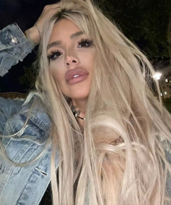 Моя нежная кожа и изысканные формы подарят тебе незабываемый опыт, который захочется повторить снова и снова. Позволь мне погрузить тебя в мир страсти и наслаждения, открой для себя новые грани удовольствия. Мои услуги подарят тебе эйфорию и расслабление, будь уверен, ты останешься доволен. Фото 100% реальные, без фотошопа. Я живу в Москве и готова встречаться у меня или к тебе. Отличные отзывы оставлены моими довольными клиентами. Напиши мне и исполни свои самые сокровенные фантазии. 💋🔥🌹 2426, 27 лет